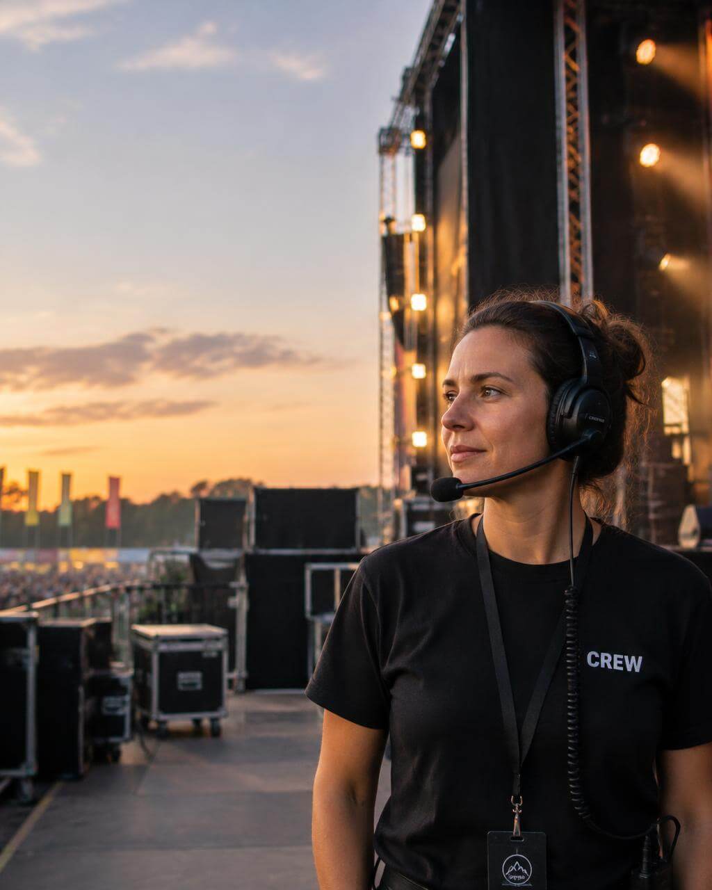 Event-Crew-Mitarbeiterin mit Headset hinter der Bühne